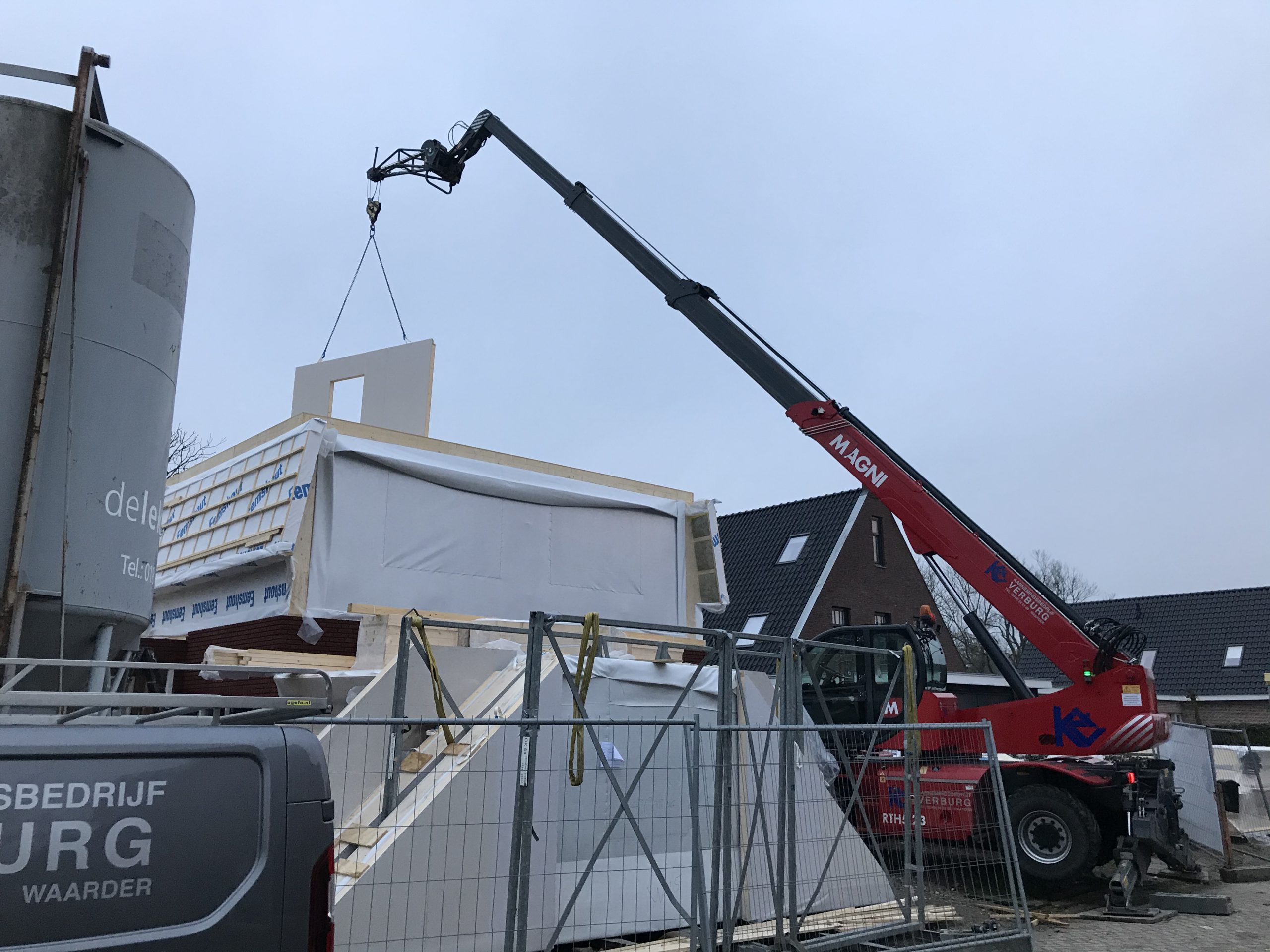 De wand van de berging op onze zolder wordt geplaatst