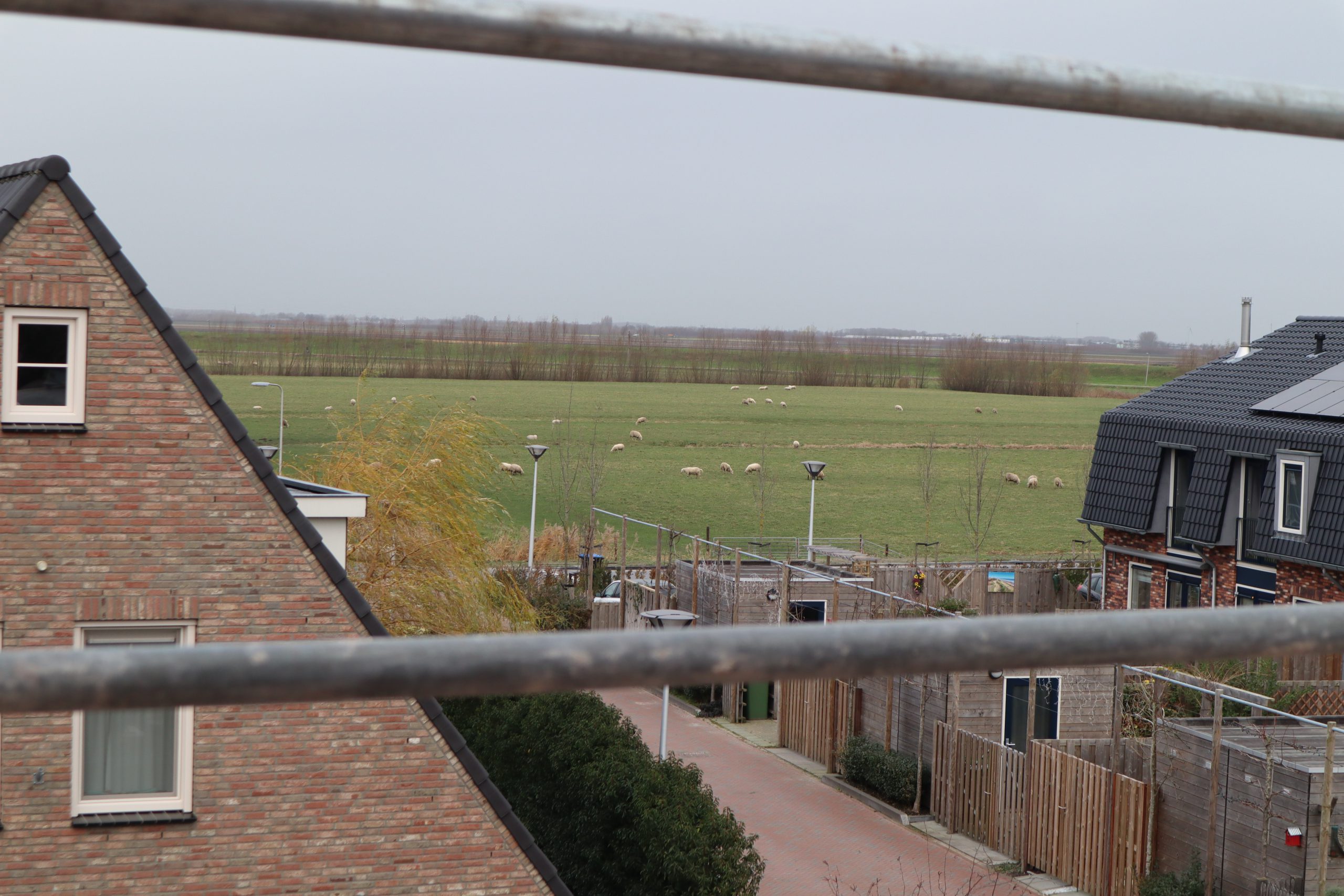 Het uitzicht uit het raam van de bovenste kamer aan de voorkant